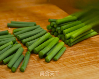 Stir-fried Pork with Garlic Sprouts recipe