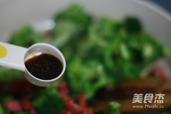 Stir-fried Crispy Sausage with Broccoli recipe