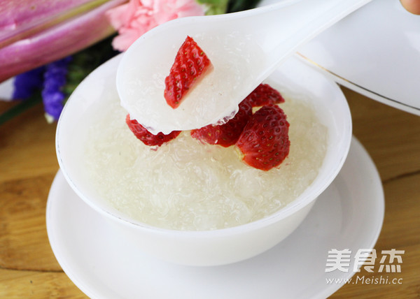 Strawberry Stewed Bird's Nest recipe