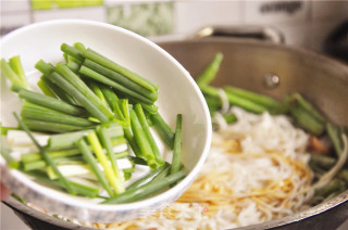 Braised Noodles with Seafood and Beans recipe