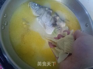 Nourishing Beauty and Nourishing Qi Soup: Crucian Carp and Fresh Bamboo Shoots Tofu Soup recipe