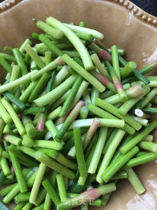 Stir-fried Large Intestine with Garlic Moss recipe