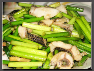 Stir-fried Garlic Heart with Raw Fish recipe