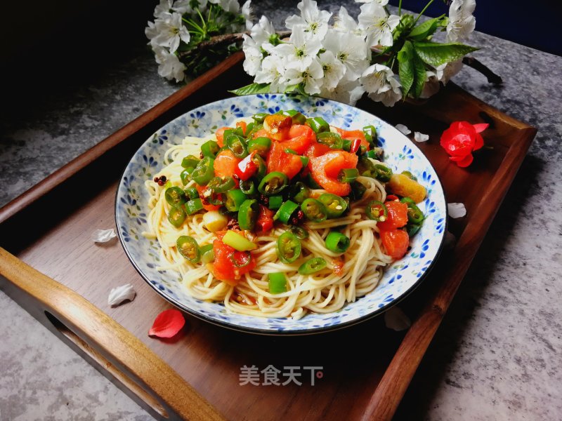 Tomato and Green Pepper Topped Noodles