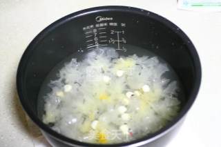 White Fungus and Lotus Seed Soup for Beauty and Beauty recipe