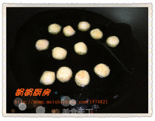 Strawberry Ice Cream Powder Flavor-red Bean Paste Hollow Sesame Ball recipe