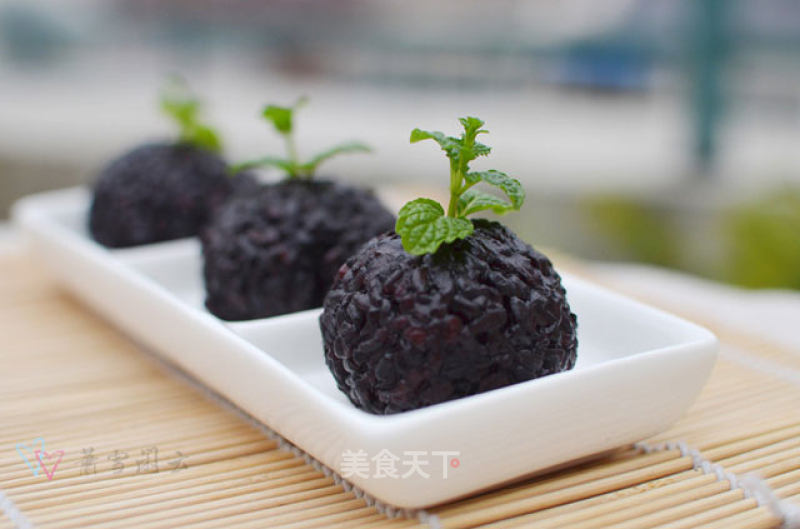 Simple Delicacy-black Rice Ball recipe
