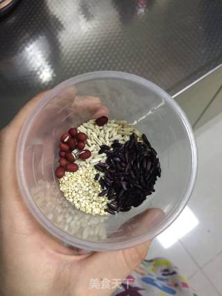 Germ Rice, Quinoa, Black Glutinous Rice, Red Beans and Red Dates Porridge recipe