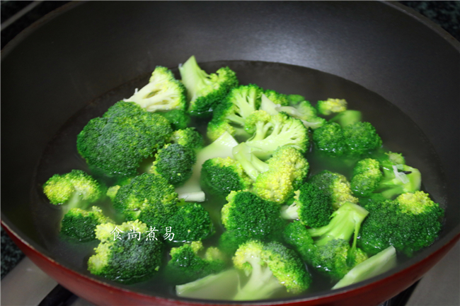 Fried Broccoli with Fungus recipe