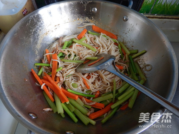 Stir-fried Rice Noodles with Shredded Pork recipe