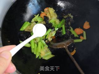 Stir-fried Celery with Double Ears recipe