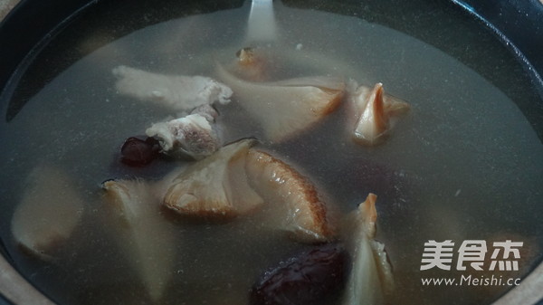 Hericium and Sandworm Pork Bone Soup recipe