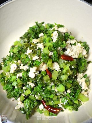 Griddle with Minced Pork and White Radish Leaves recipe