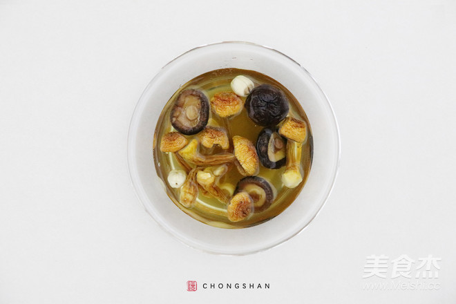 Agaricus and Flower Mushroom Stewed Chicken recipe