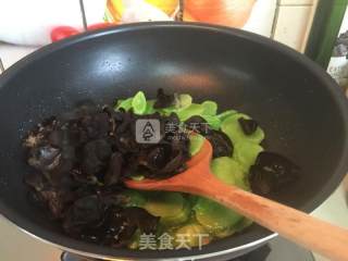 Scrambled Eggs with Black Fungus and Lettuce recipe