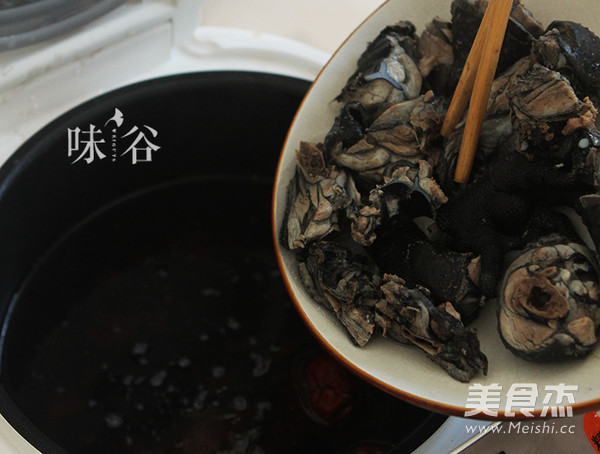 Black Bean Shouwu Boiled Chicken Soup recipe