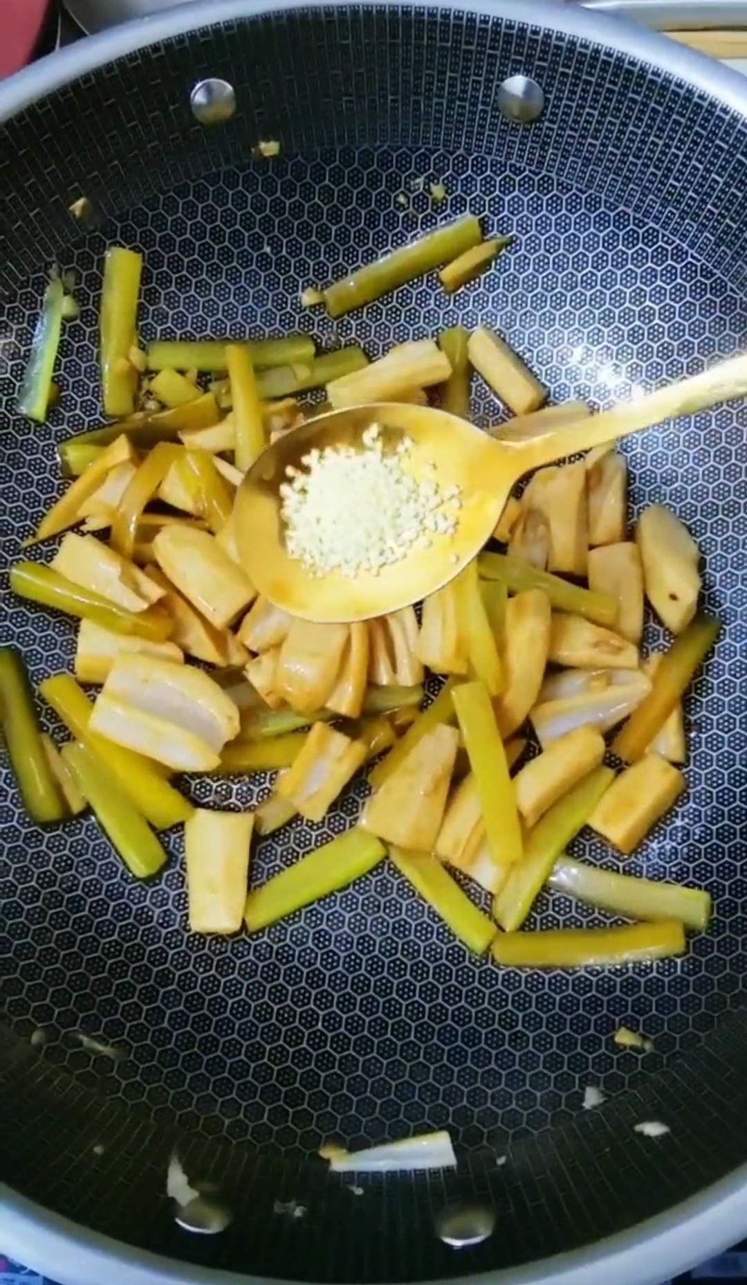 Stir-fried Lotus Root with Green Bamboo Shoots recipe