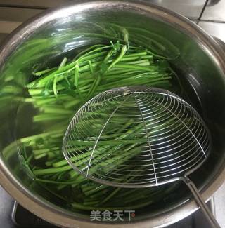 Celery Mixed with Bean Curd recipe