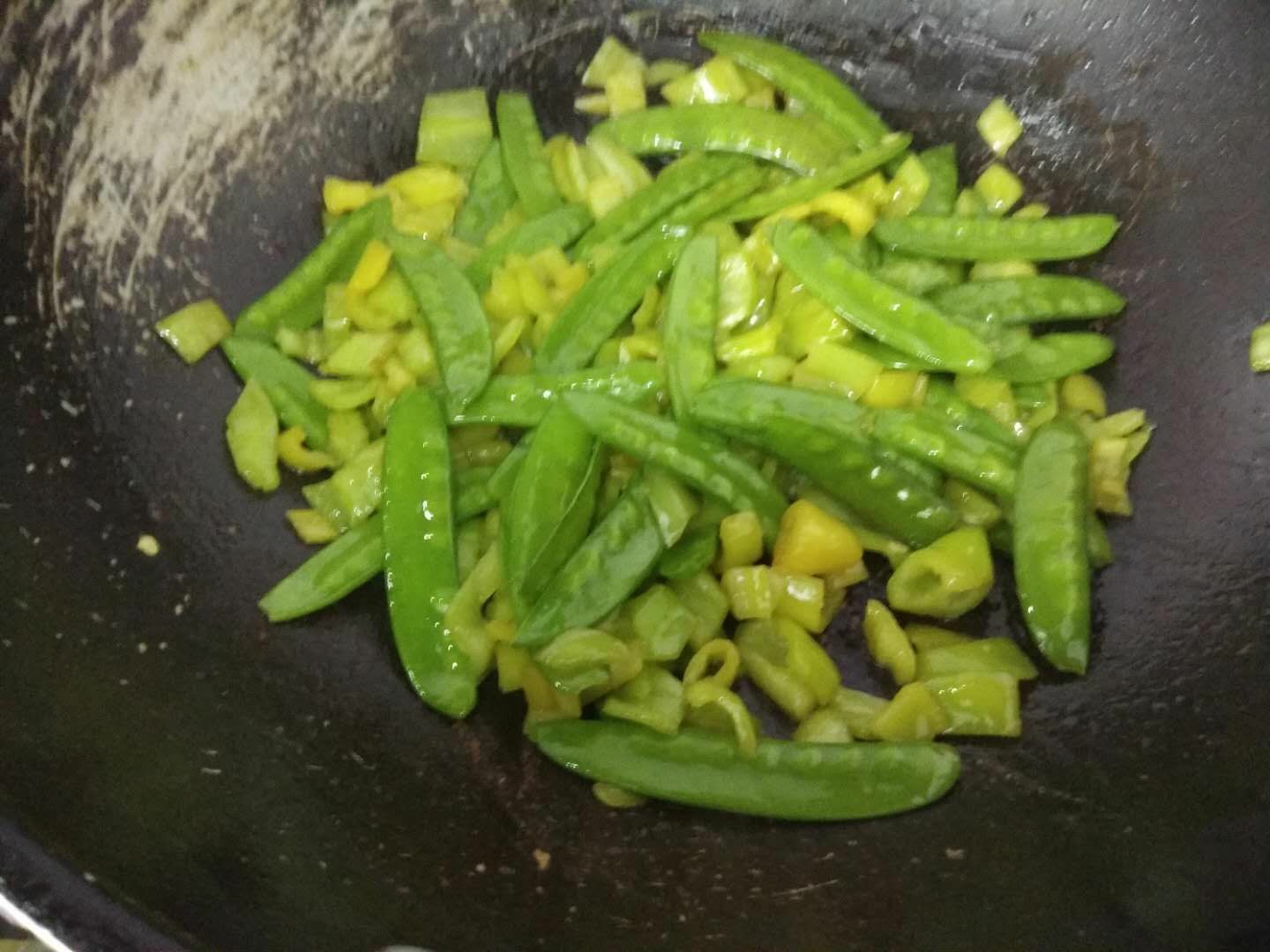 Fried Chili with Snow Peas recipe