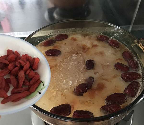 Peach Gum Soap Jelly, Mi Xueyan, Red Date and Tremella Soup recipe