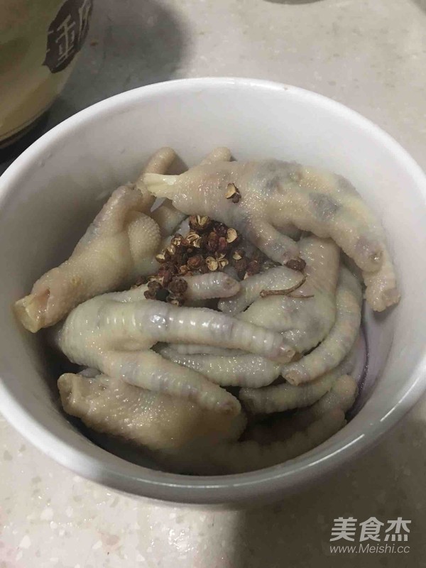 Sichuan-style Soaked Chicken Feet recipe