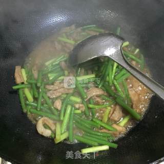 Stir-fried Shredded Pork with Garlic Moss recipe