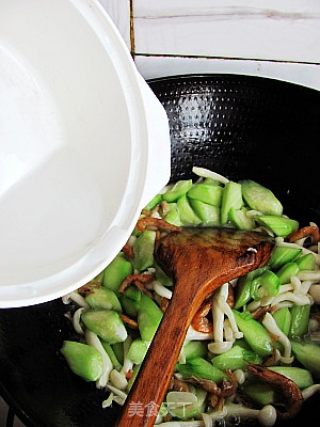 Braised Loofah with Dried Shrimp and White Mushroom recipe