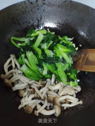 Stir-fried Crab Mushroom with Wuta Vegetables recipe