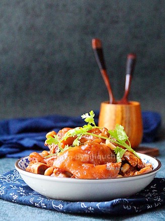 Finger-sucking Fermented Bean Curd and Peanut Stewed Trotters