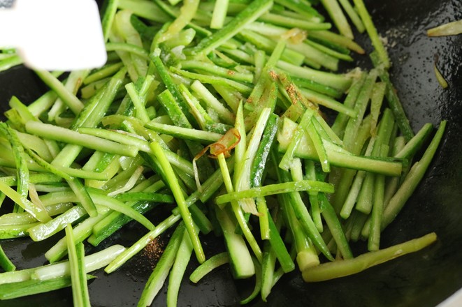 Stir-fried Loofah Skin with Green Pepper recipe