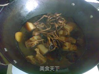 Braised Pork with Mushroom and Golden Needles recipe