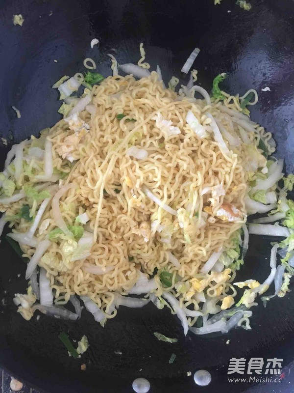 Stir-fried Instant Noodles with Cabbage recipe