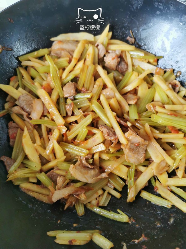 Fried Celery and Potato Chips recipe