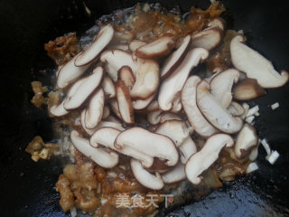 Stir-fried Pork Belly with Snow Peas and Shiitake Mushrooms recipe