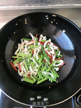 Stir-fried Garlic Sprouts with White Jade Mushroom recipe