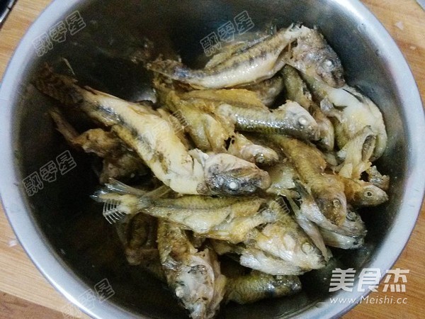 Braised Small Fish with Pickled Vegetables recipe