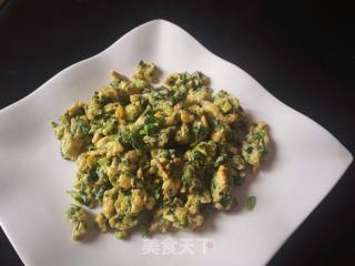 Scrambled Eggs with Celery Leaves recipe
