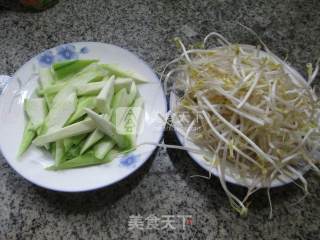 Loofah Stir-fried Mung Bean Sprouts recipe