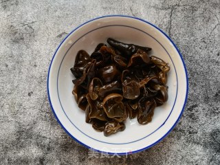 Snow Peas and Onion Mixed Fungus recipe