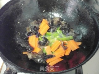 Stir-fried Chicken with Black Fungus and Mushroom recipe