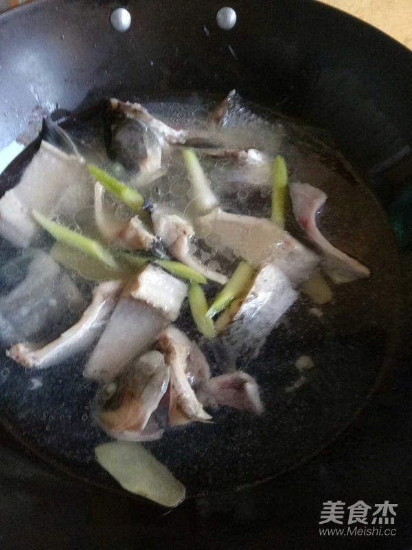 Garlic Crucian Fish Soup recipe