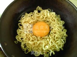 Instant Noodles with Bird's Nest Egg recipe