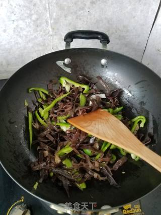 Stir-fried Fungus with Green Pepper recipe