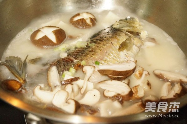 Mushroom, Tofu and Crucian Carp Soup recipe