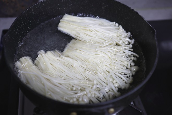 Enoki Mushroom with Cold Razor Clams recipe