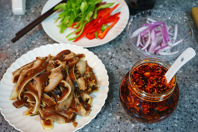 Spicy Stir-fried Pork Ears -------- Practice with Braised Pork Ears recipe