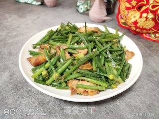 Stir-fried Chinese Chive Hearts with Pork Belly recipe