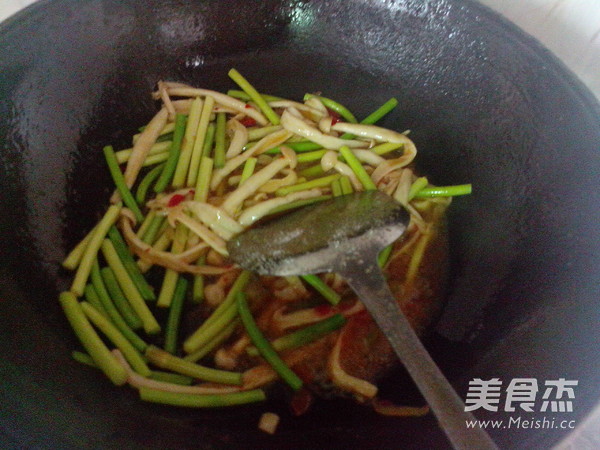 Stir-fried Seafood Mushroom with Garlic Moss recipe