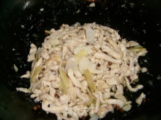 [little Daughter-in-law’s Home Cooking]-shredded Chicken with Pepper and Fungus recipe