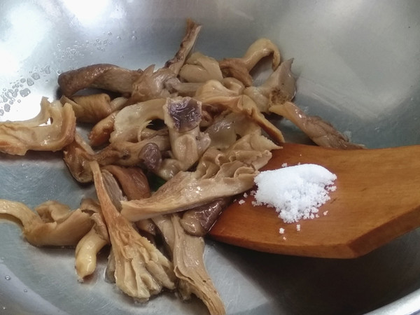 Stir-fried Bitter Gourd with White Mushroom recipe
